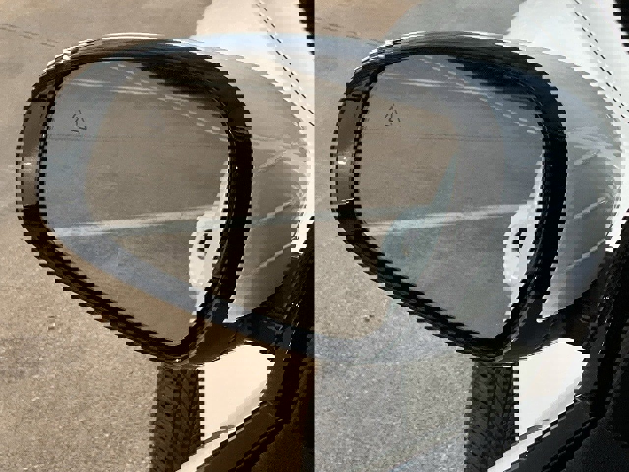 Used 2025 Genesis G70 2.5T image 11