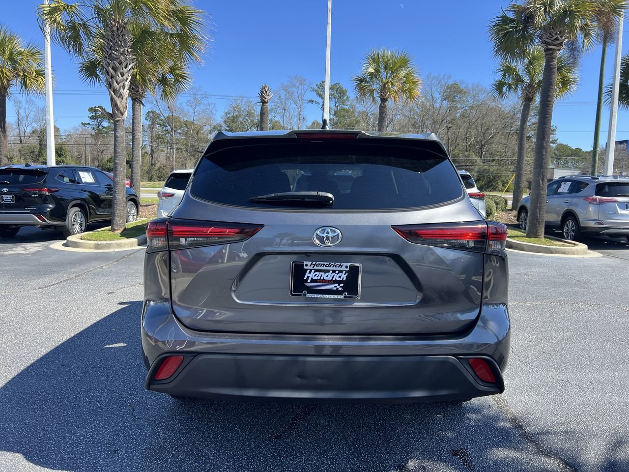 Used 2024 Toyota Highlander LE AWD/4WD image 9