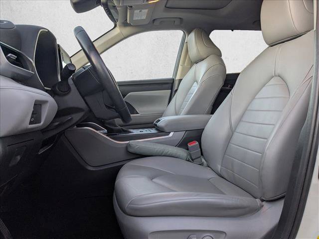 Used 2020 Toyota Highlander XLE image 18