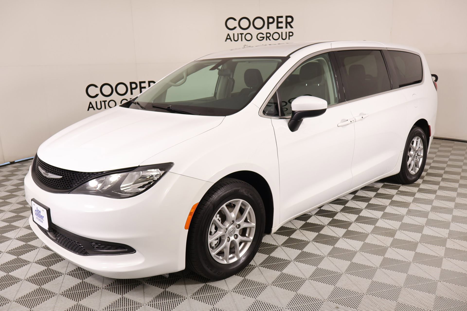 Used 2022 Chrysler Voyager LX image 9