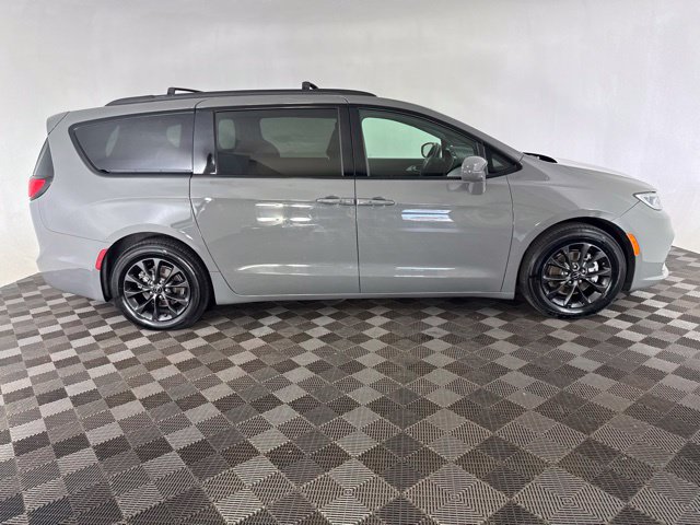 Used 2021 Chrysler Pacifica Touring w/ S Appearance Package FWD image 4