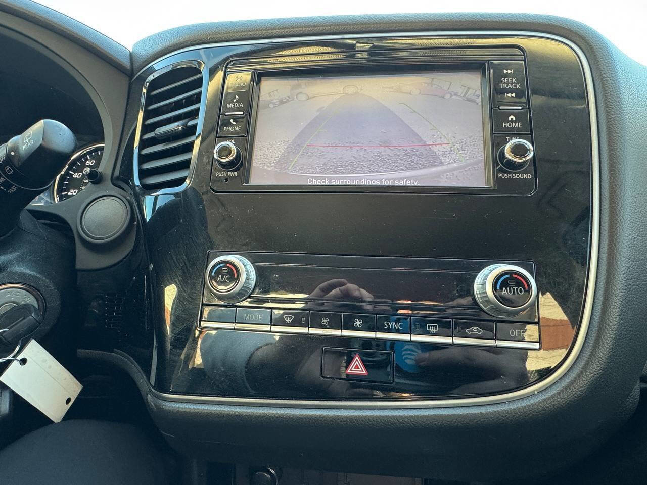 Used 2020 Mitsubishi Outlander ES image 11