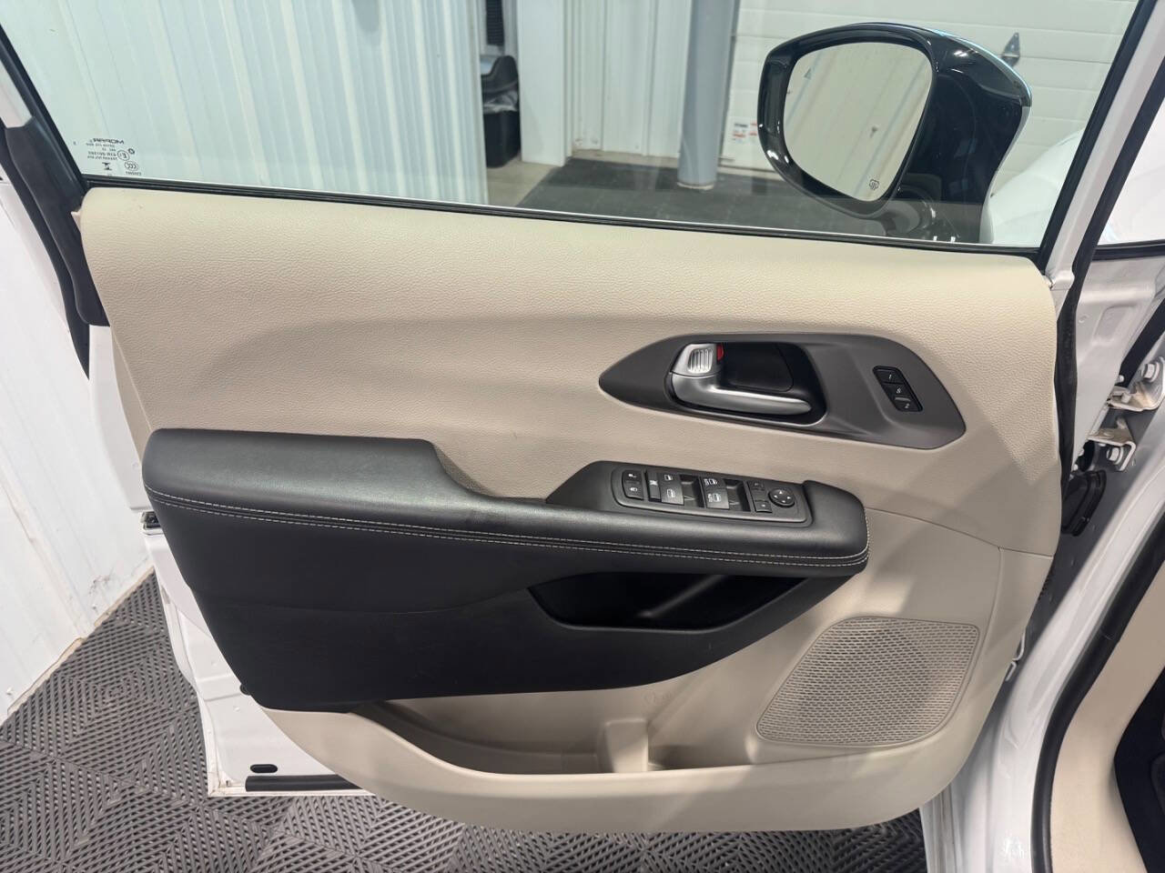 Used 2024 Chrysler Pacifica Touring-L FWD image 10