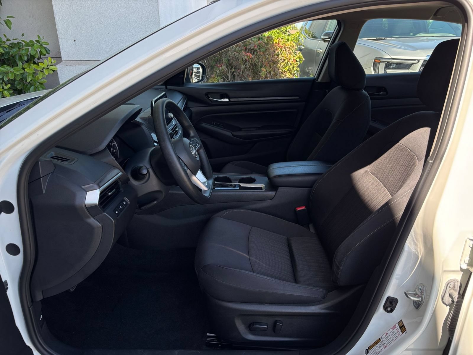 Used 2025 Nissan Altima 2.5 SV FWD image 28