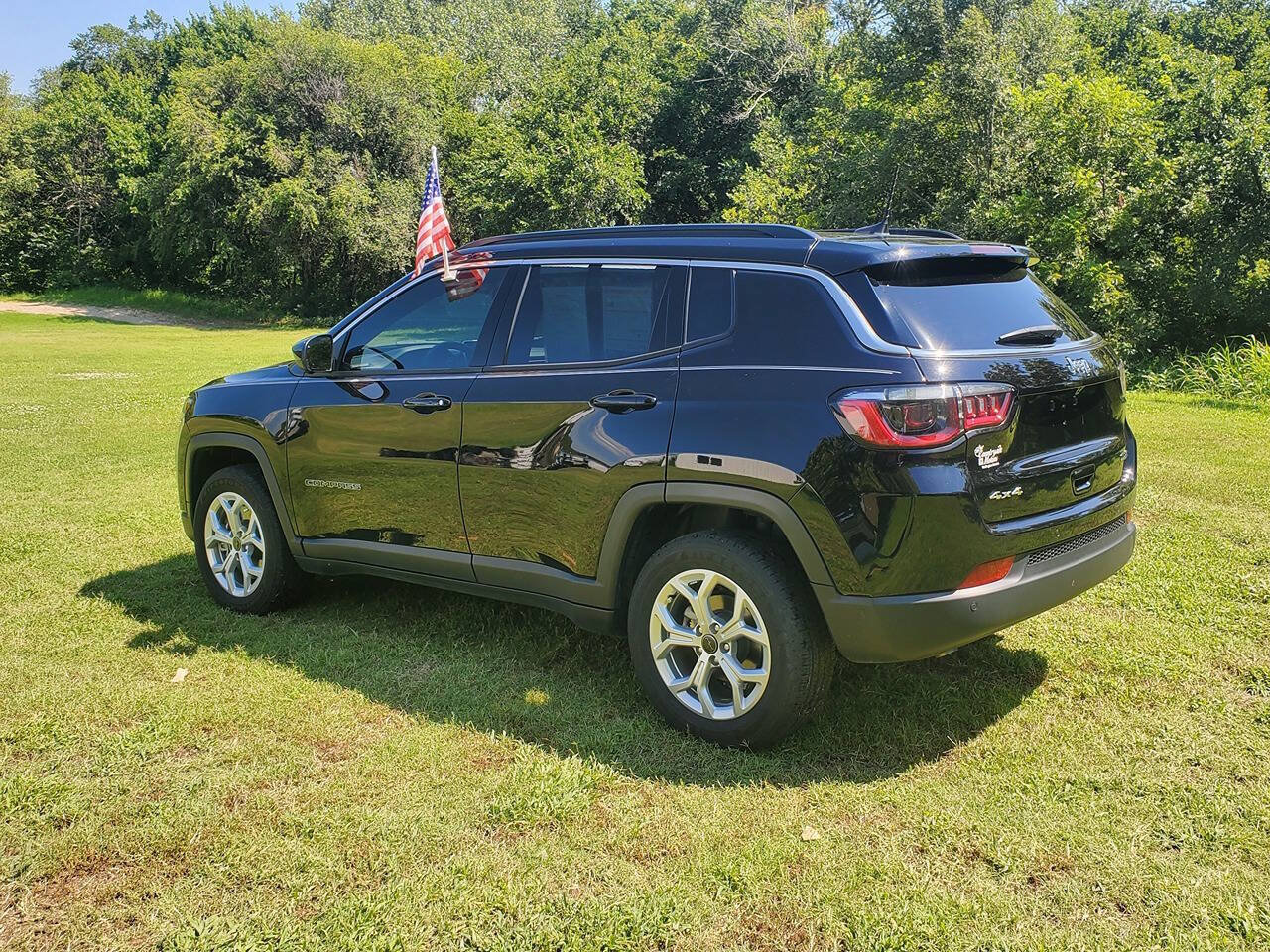 Used 2025 Jeep Compass Latitude w/ Convenience Group AWD/4WD image 8