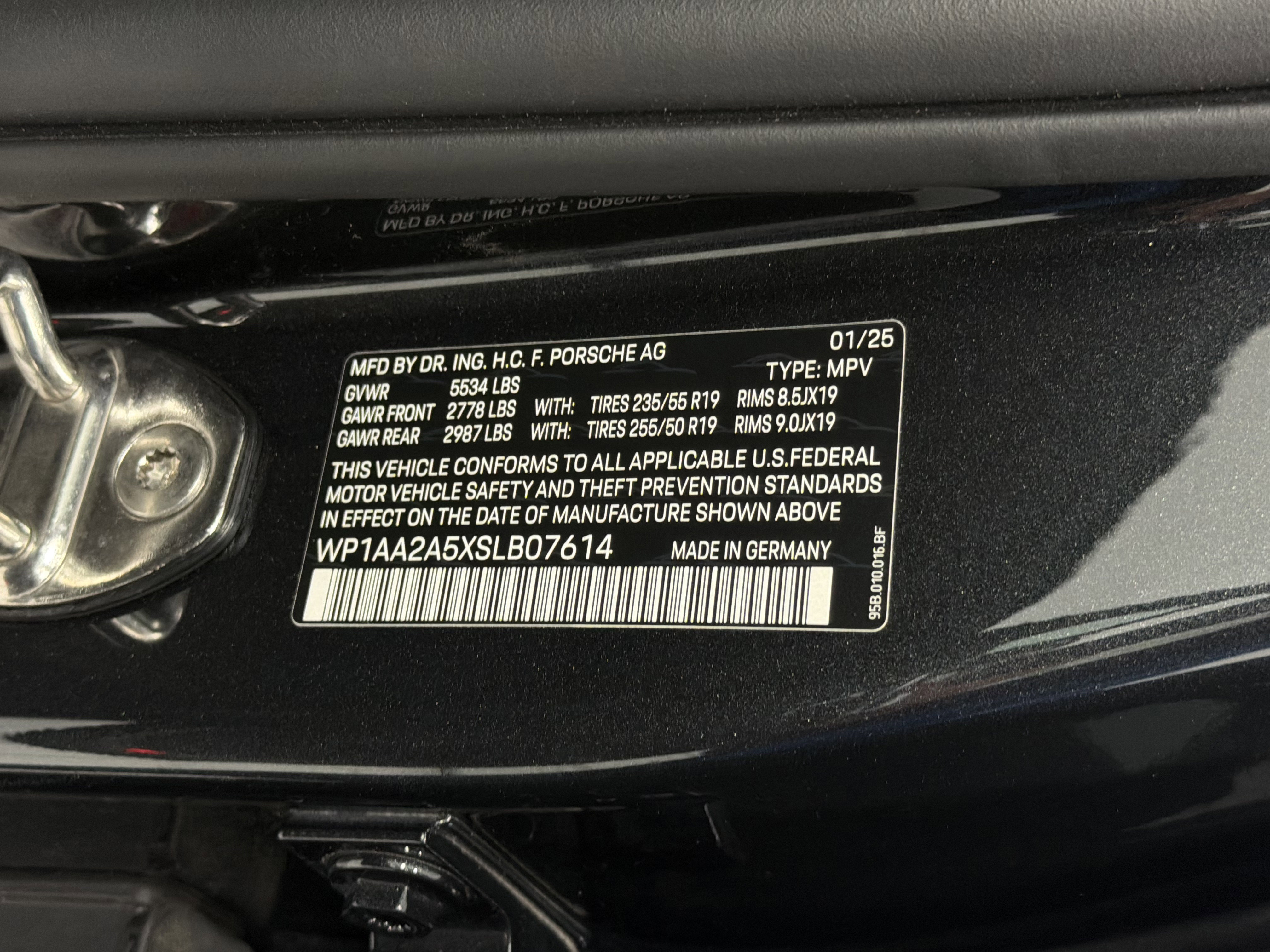 Certified 2025 Porsche Macan image 57