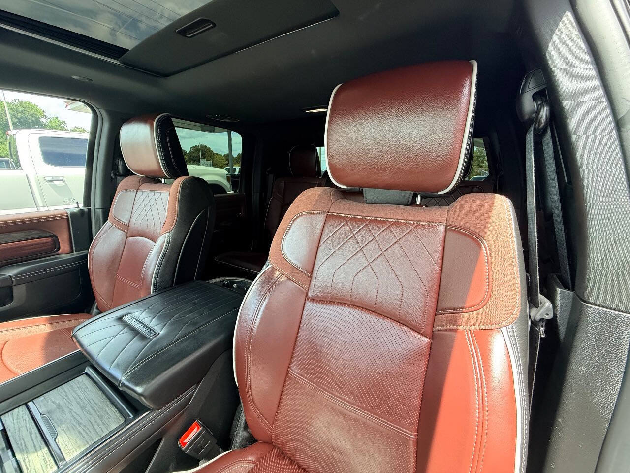 Used 2025 RAM 2500 Limited AWD/4WD image 36