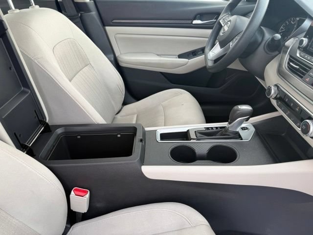 Used 2025 Nissan Altima 2.5 SV FWD image 13