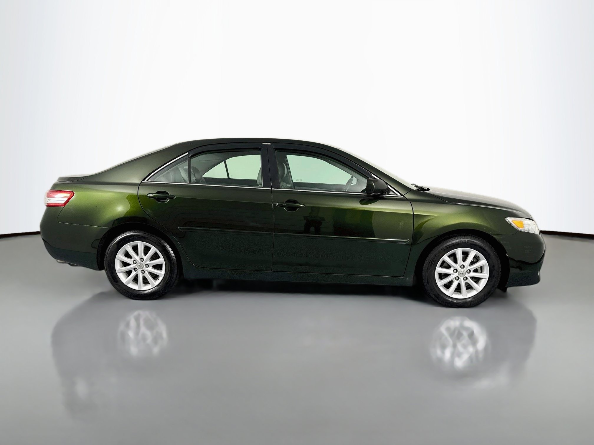 Used 2011 Toyota Camry XLE w/ XLE Extra-Value Pkg #2 FWD image 4