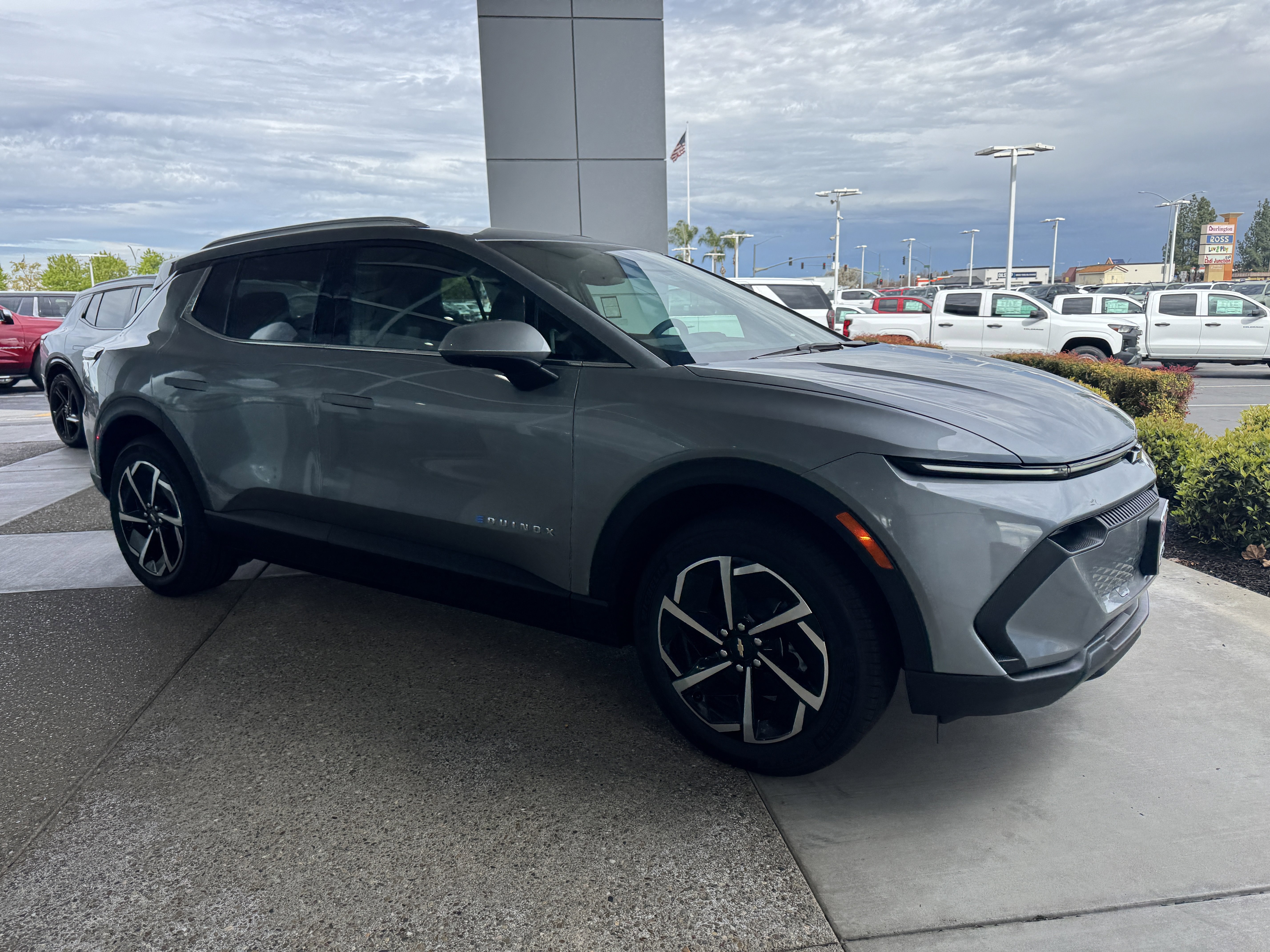 New 2026 Chevrolet Equinox EV LT image 2