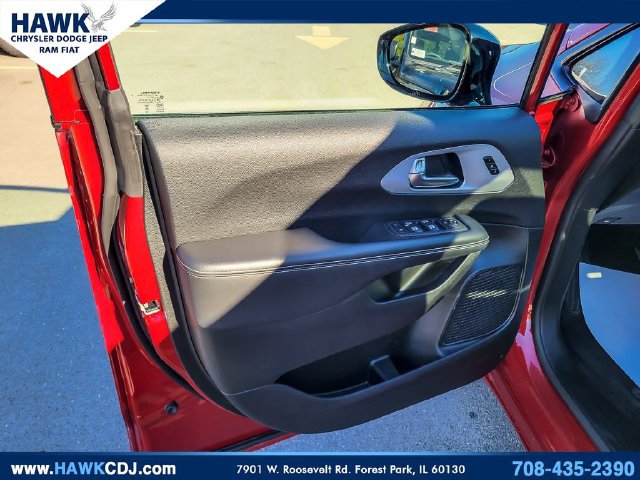 Used 2025 Chrysler Pacifica Limited FWD image 23