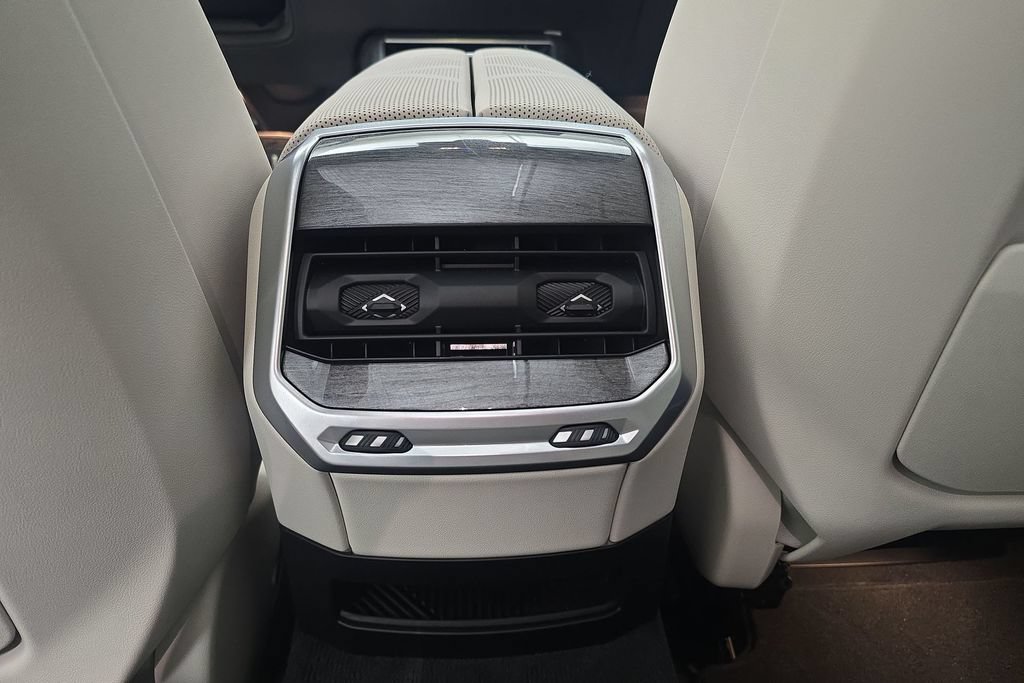 Used 2023 BMW 760i xDrive w/ Luxury Rear Seating Package AWD/4WD image 25