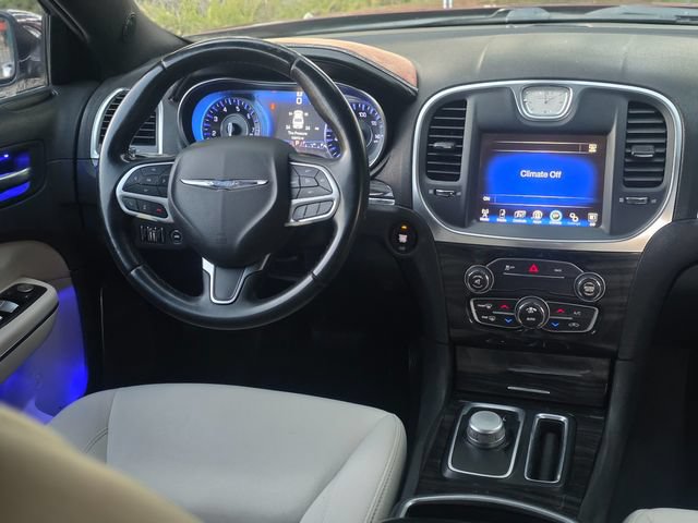 Used 2018 Chrysler 300 Touring w/ Chrome Appearance Package RWD image 22