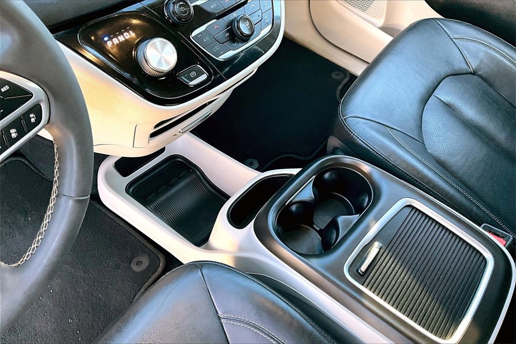 Used 2022 Chrysler Pacifica Touring-L image 15