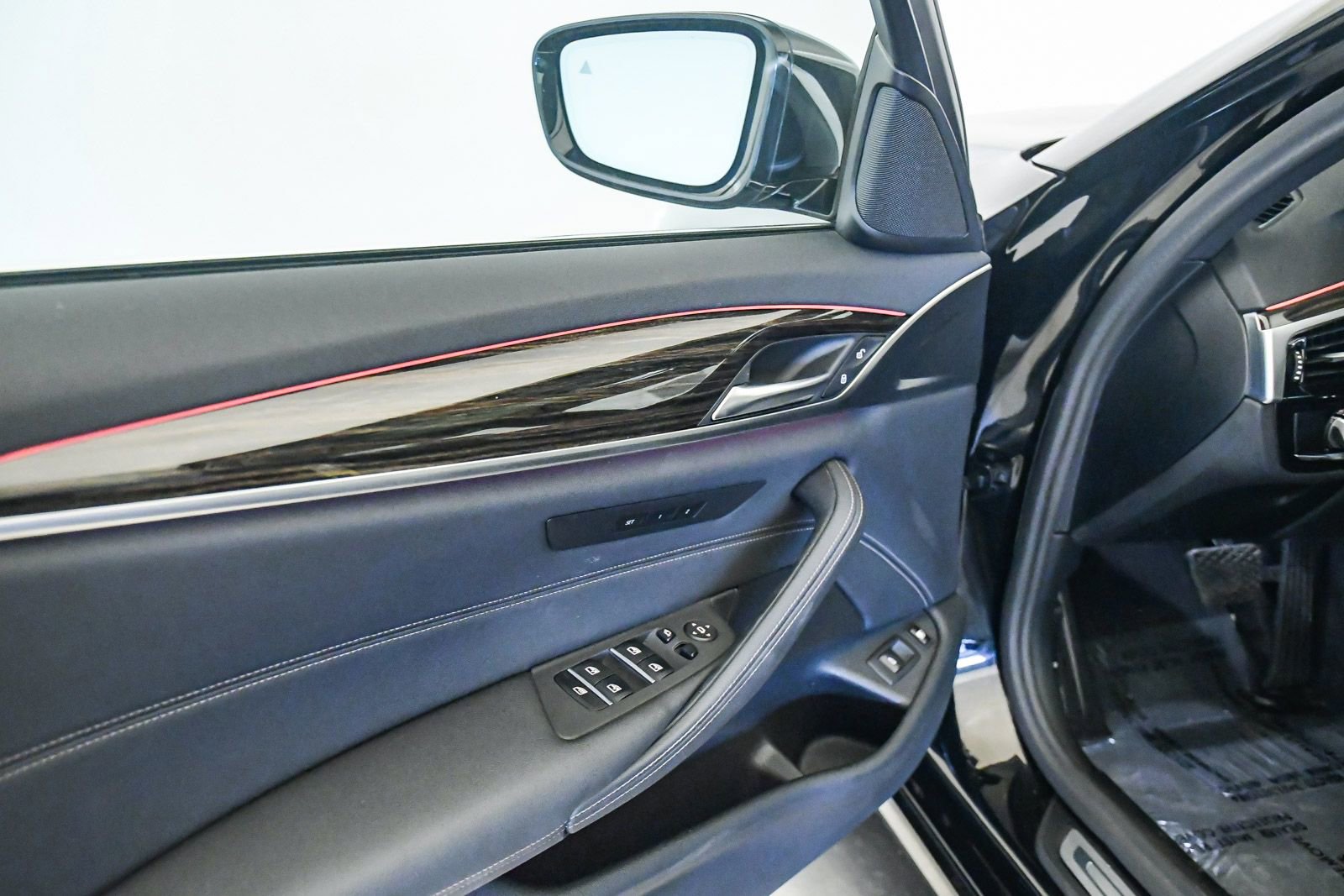 Certified 2023 BMW 530e w/ Convenience Package image 25