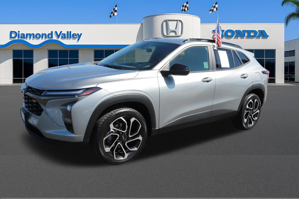 Used 2025 Chevrolet Trax RS w/ Driver Confidence Package FWD image 3
