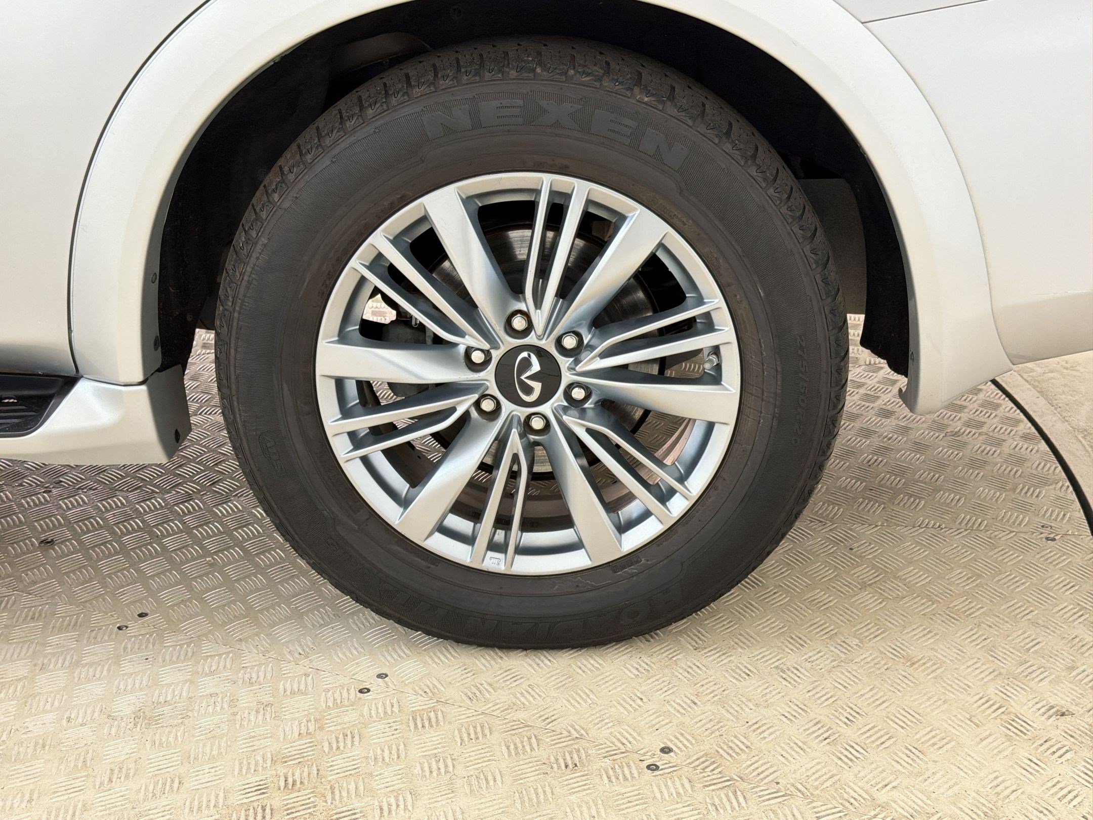 Used 2019 INFINITI QX80 Luxe AWD/4WD image 12