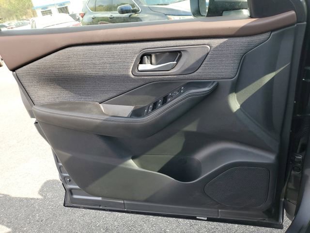 Used 2023 Nissan Rogue SV FWD image 29