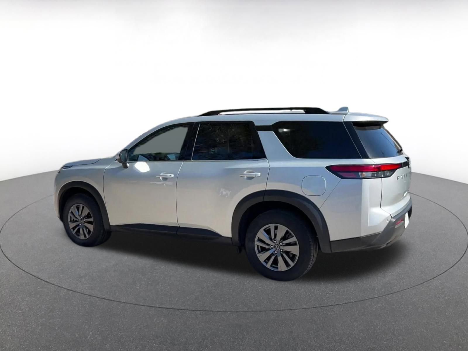 Used 2025 Nissan Pathfinder SV image 10