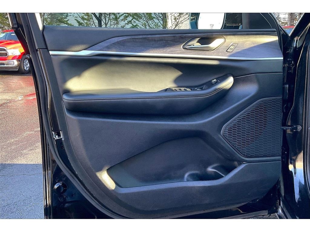 Used 2024 Jeep Grand Cherokee L Limited w/ Luxury Tech Group II image 23