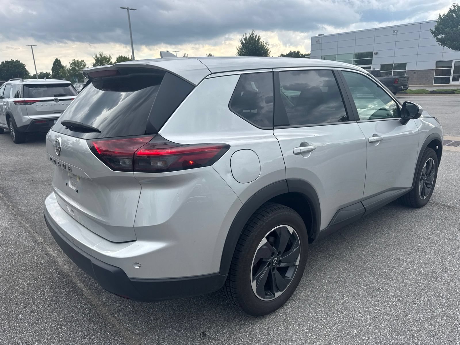 Used 2025 Nissan Rogue SV FWD image 5