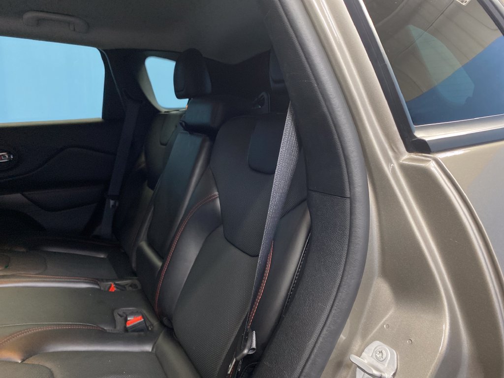 Used 2020 Jeep Cherokee Trailhawk AWD/4WD image 26