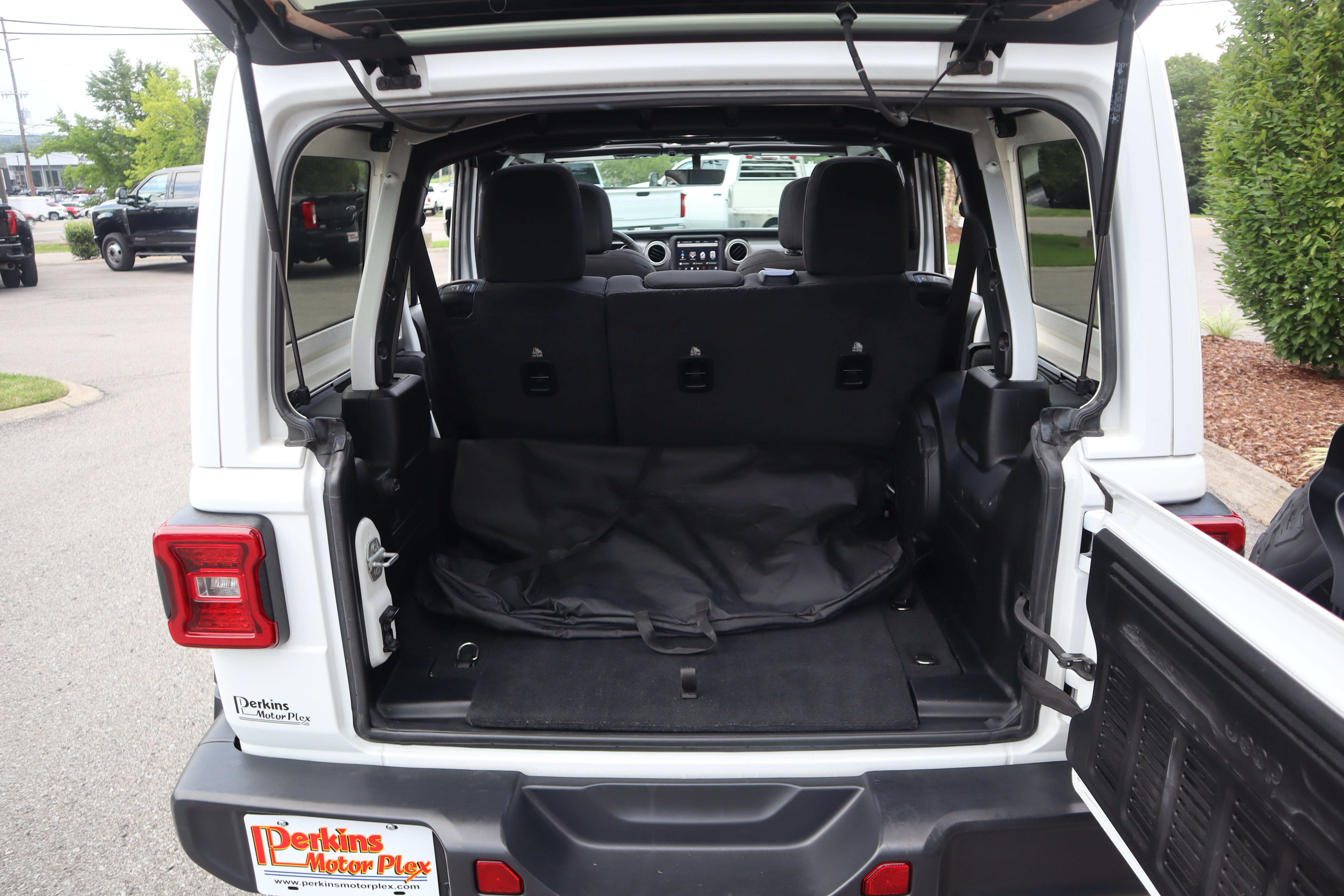 Used 2020 Jeep Wrangler Unlimited Sahara AWD/4WD image 34