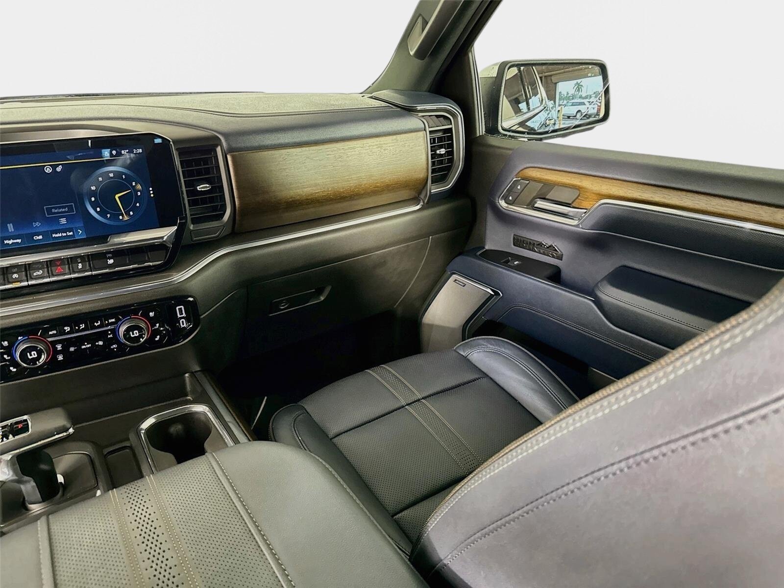 Certified 2024 Chevrolet Silverado 1500 High Country w/ High Country Premium Package AWD/4WD image 26