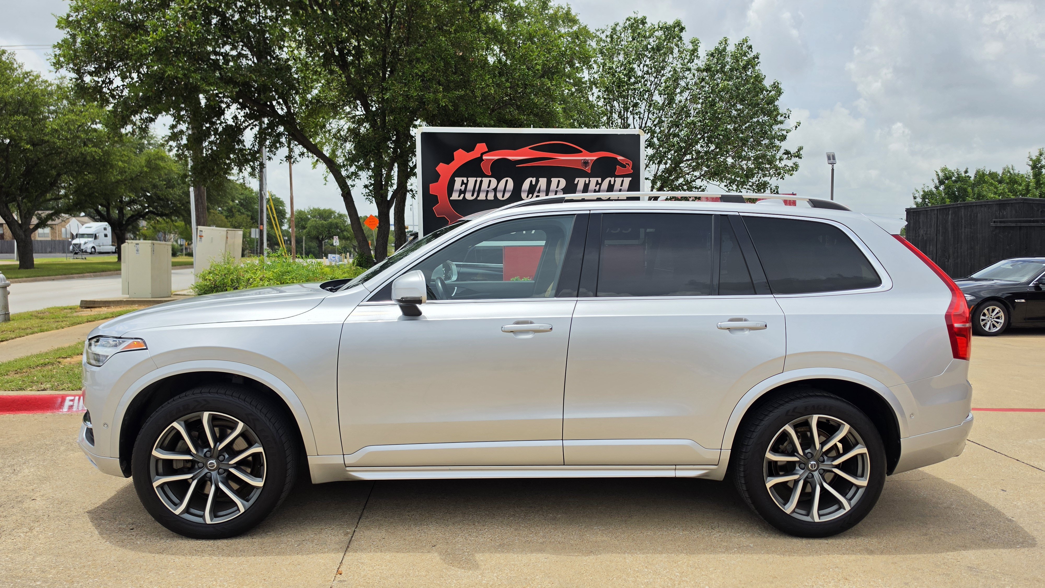 Used 2018 Volvo XC90 T6 Momentum w/ Convenience Package AWD/4WD image 2