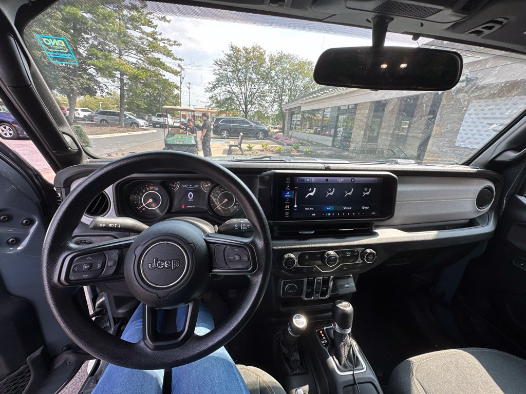 Used 2024 Jeep Gladiator Sport AWD/4WD image 11
