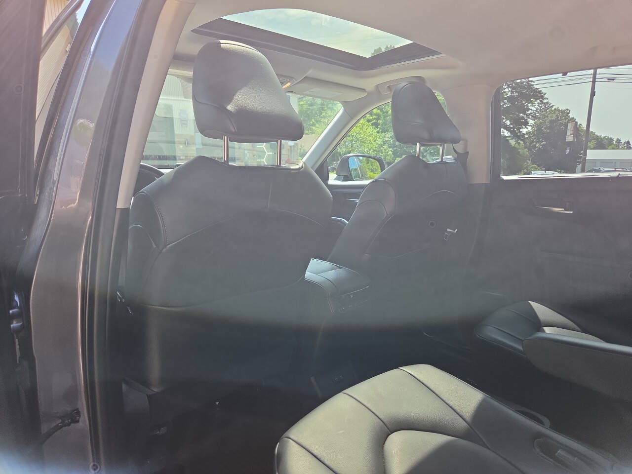 Used 2021 Toyota Highlander XLE AWD/4WD image 23
