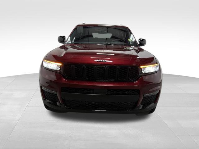 Used 2025 Jeep Grand Cherokee L Limited w/ Black Appearance Package AWD/4WD image 3