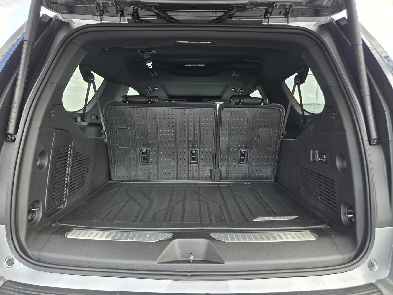 New 2026 Chevrolet Suburban Premier w/ Sun And Tow Package AWD/4WD image 23