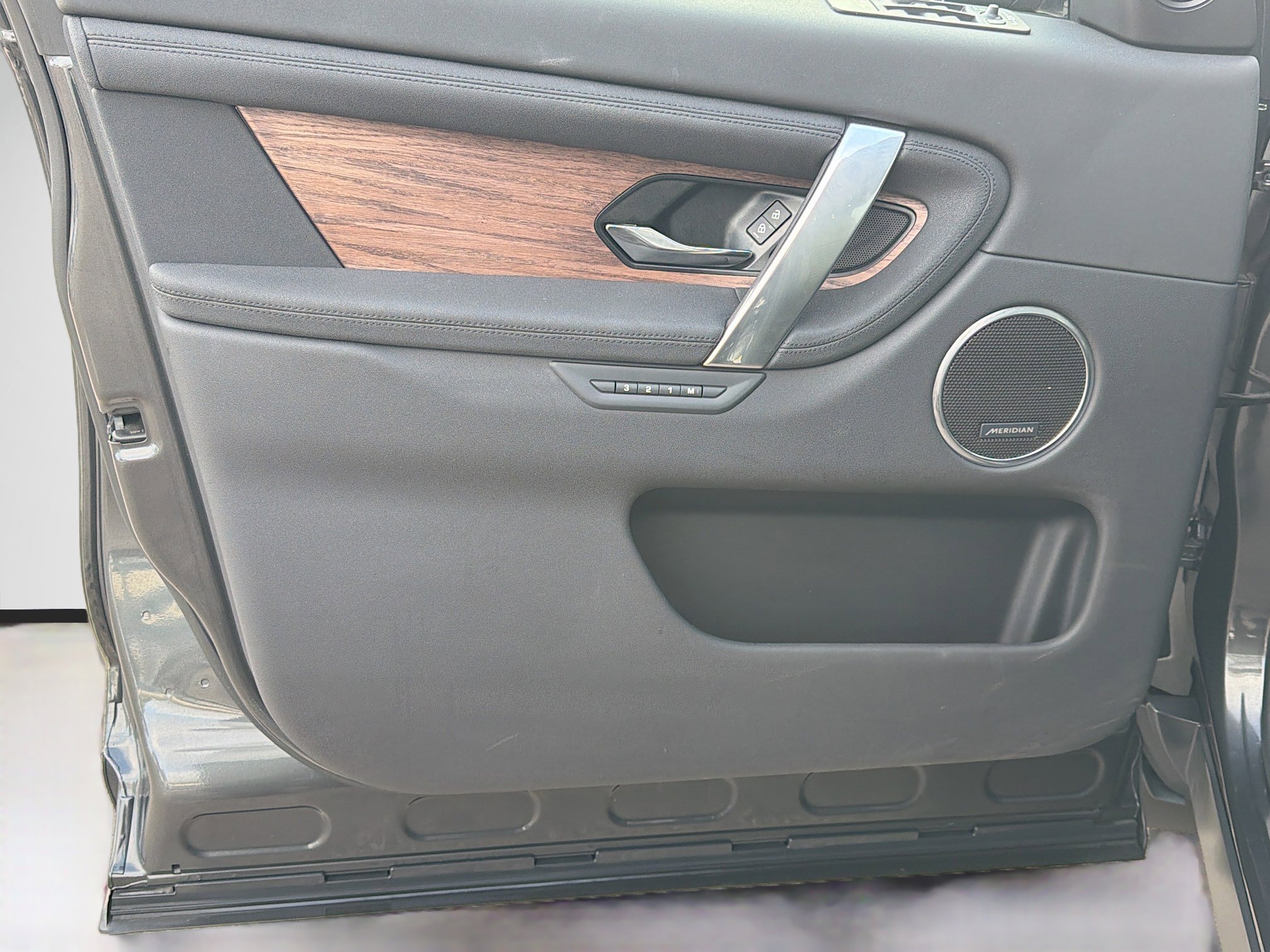 Used 2025 Land Rover Discovery Sport S image 21