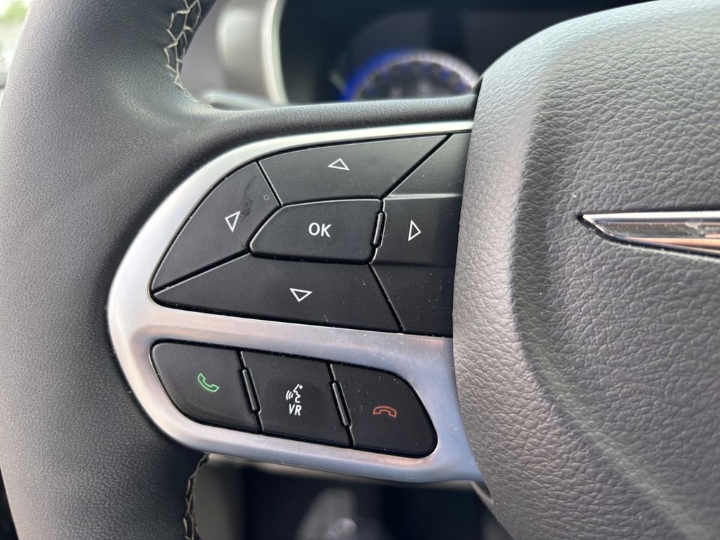 Used 2024 Chrysler Pacifica Touring-L FWD image 15