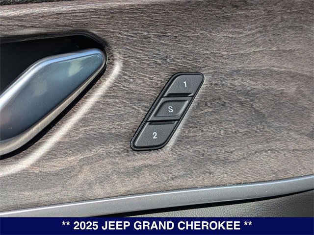New 2025 Jeep Grand Cherokee Limited w/ Black Appearance Package image 16