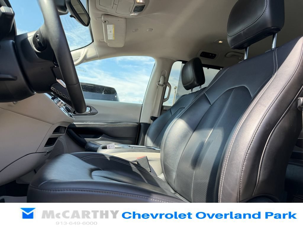 Used 2024 Chrysler Pacifica Touring-L FWD image 9