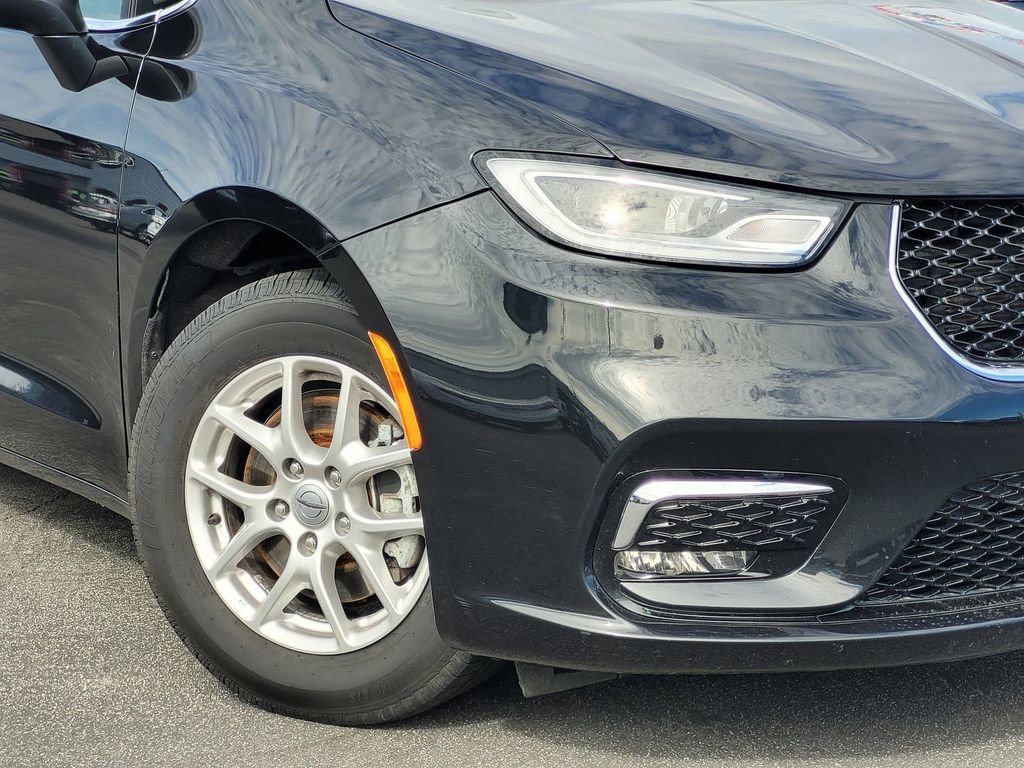 Used 2023 Chrysler Pacifica Touring-L image 9