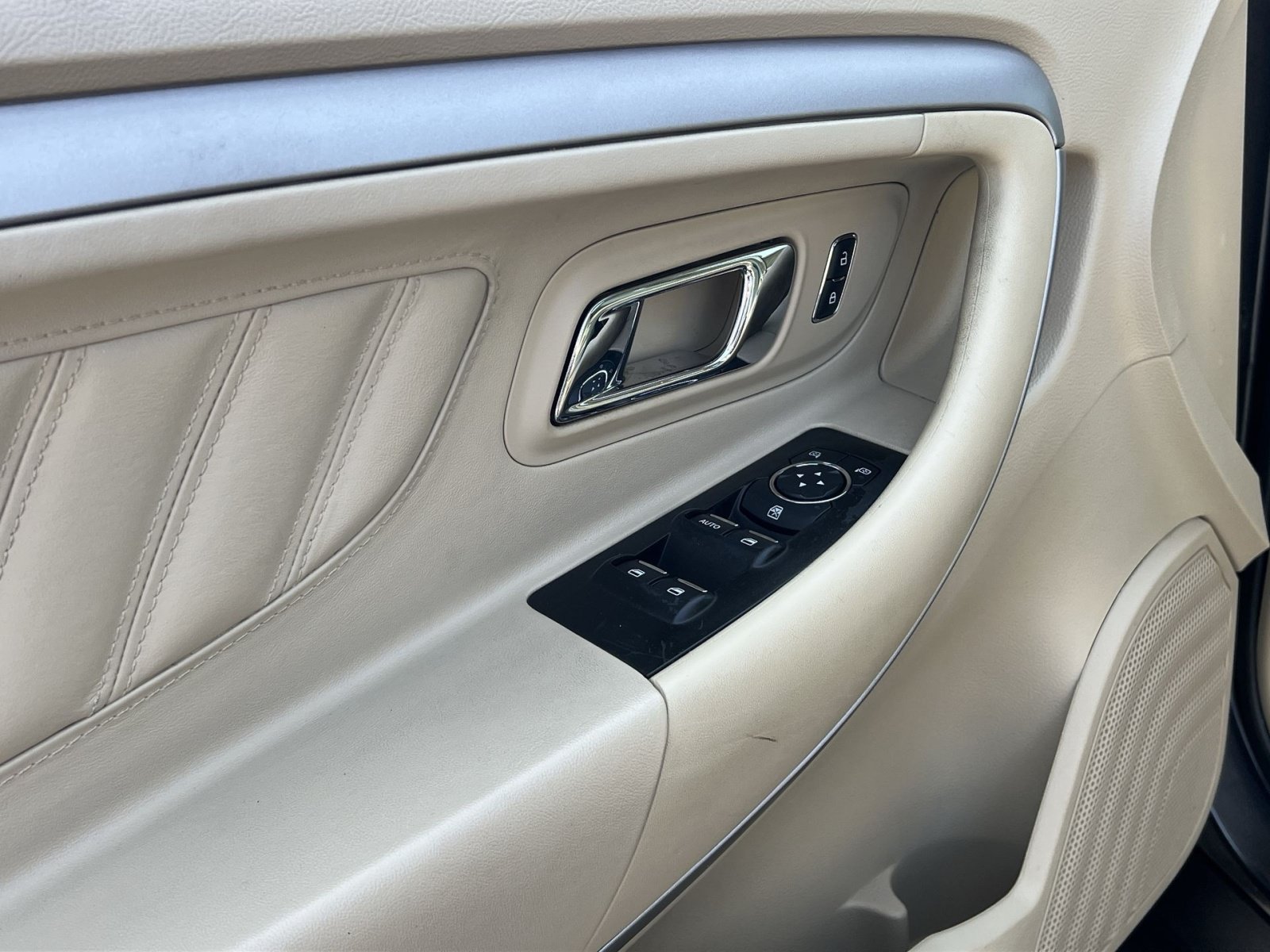 Used 2015 Ford Taurus SE FWD image 15