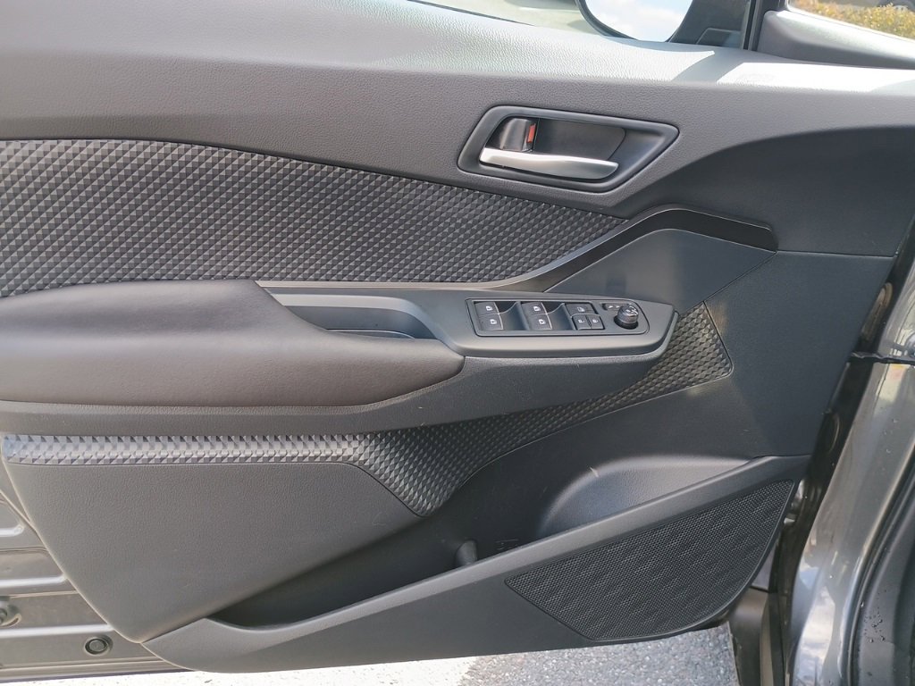 Used 2018 Toyota C-HR XLE image 8