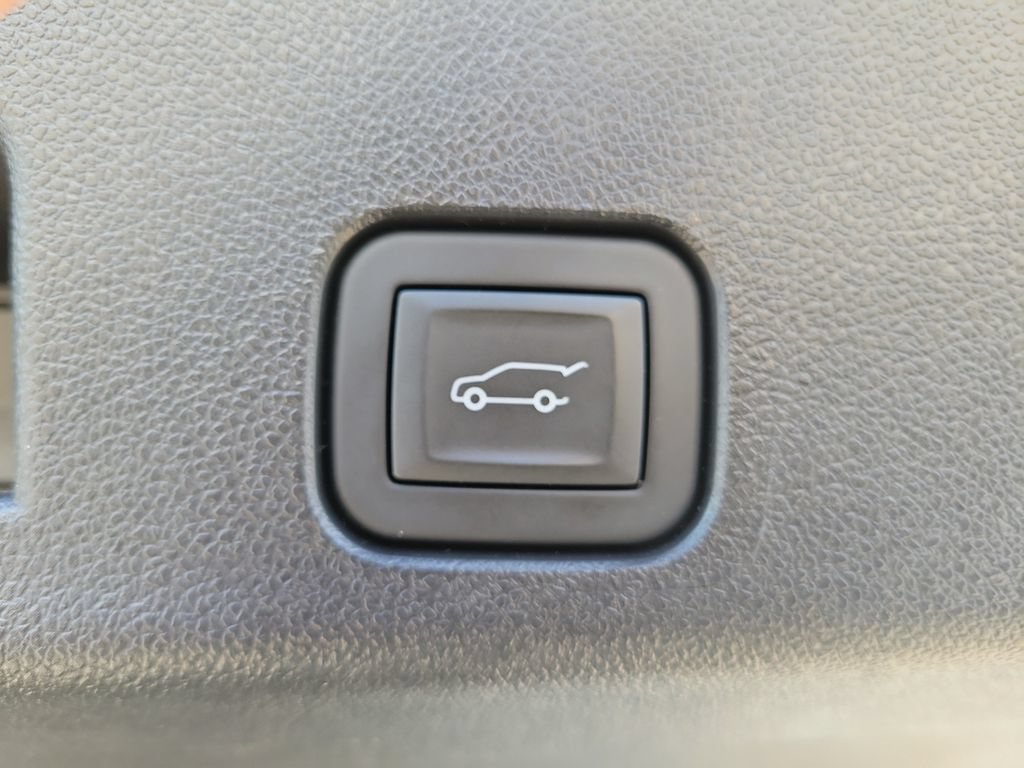 Used 2026 GMC Acadia Elevation w/ Elevation Premium Package FWD image 9