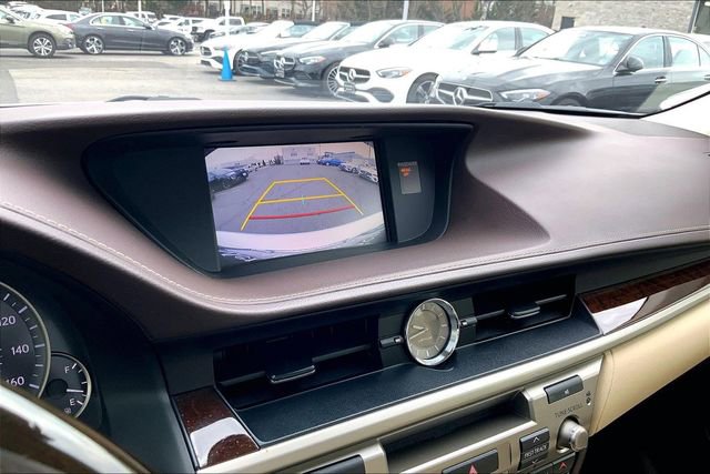 Used 2016 Lexus ES 350 350 w/ Luxury Package w/Wood Trim image 23