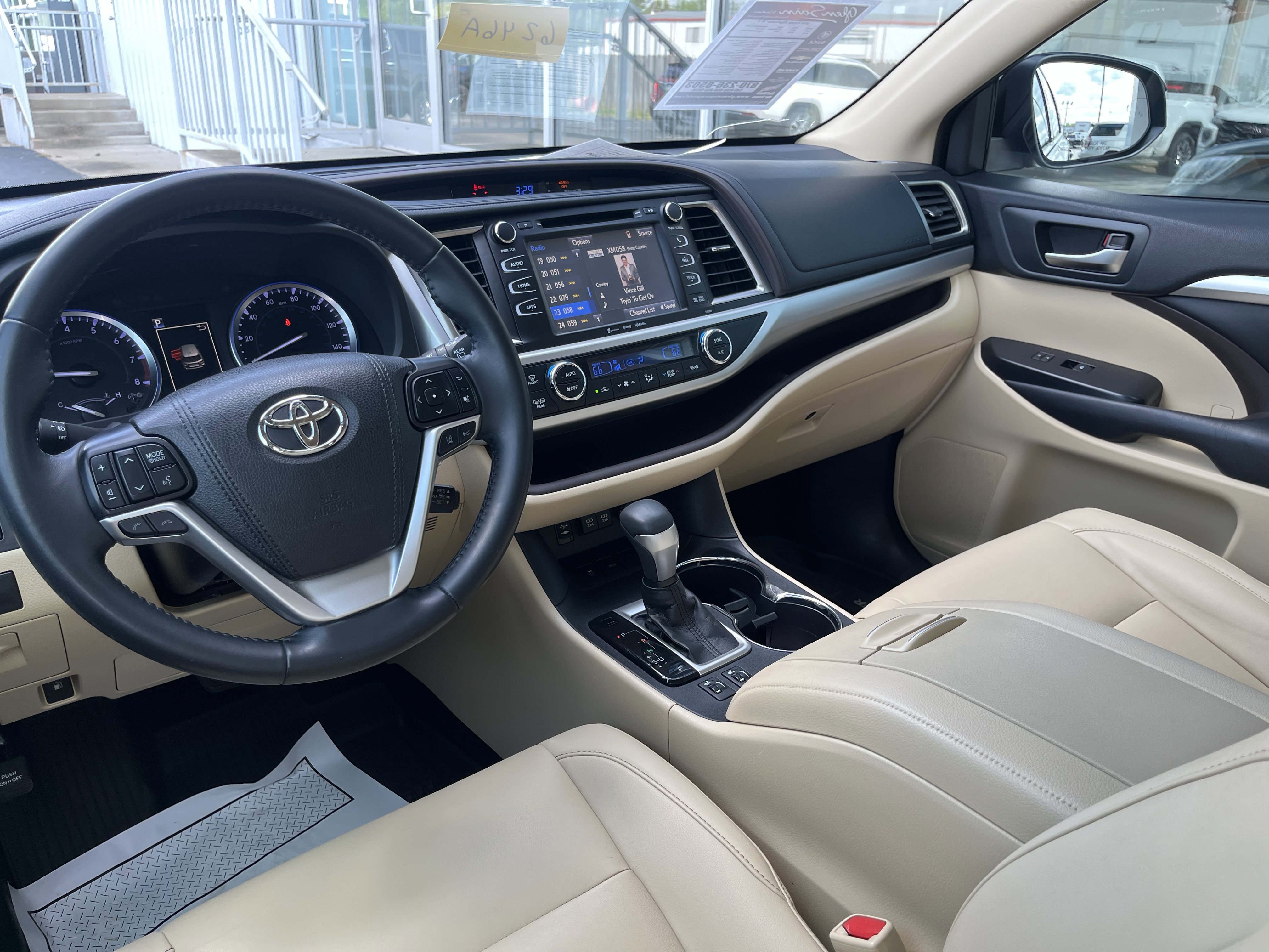 Used 2019 Toyota Highlander XLE FWD image 2