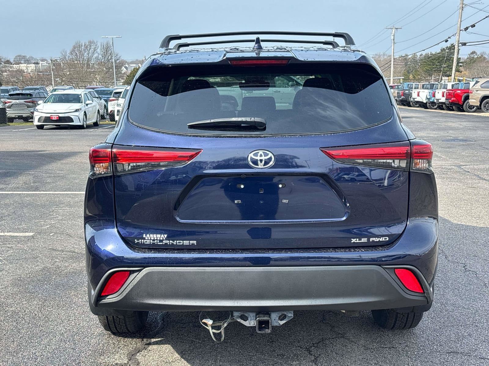 Used 2022 Toyota Highlander XLE AWD/4WD image 4