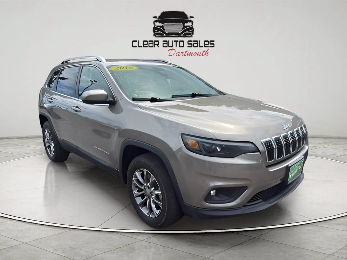 Used 2019 Jeep Cherokee Latitude Plus w/ Cold Weather Group AWD/4WD image 1