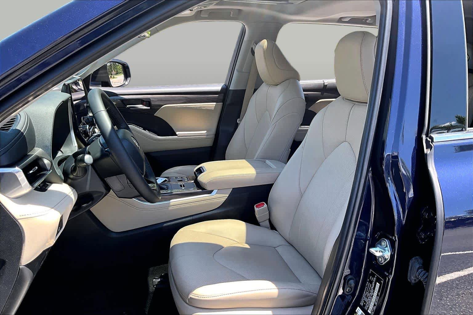 Used 2023 Toyota Highlander Limited FWD image 8