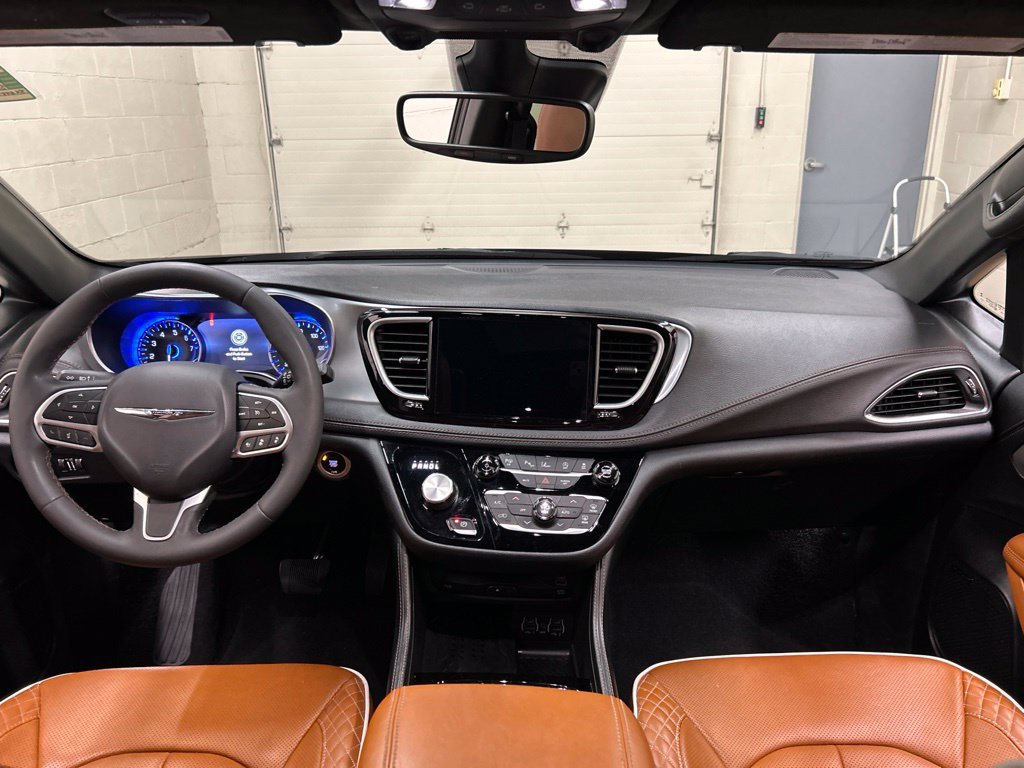 Used 2025 Chrysler Pacifica Pinnacle FWD image 20