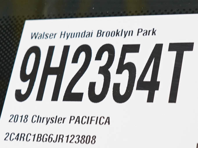 Used 2018 Chrysler Pacifica Touring-L w/ Tire & Wheel Group FWD image 29