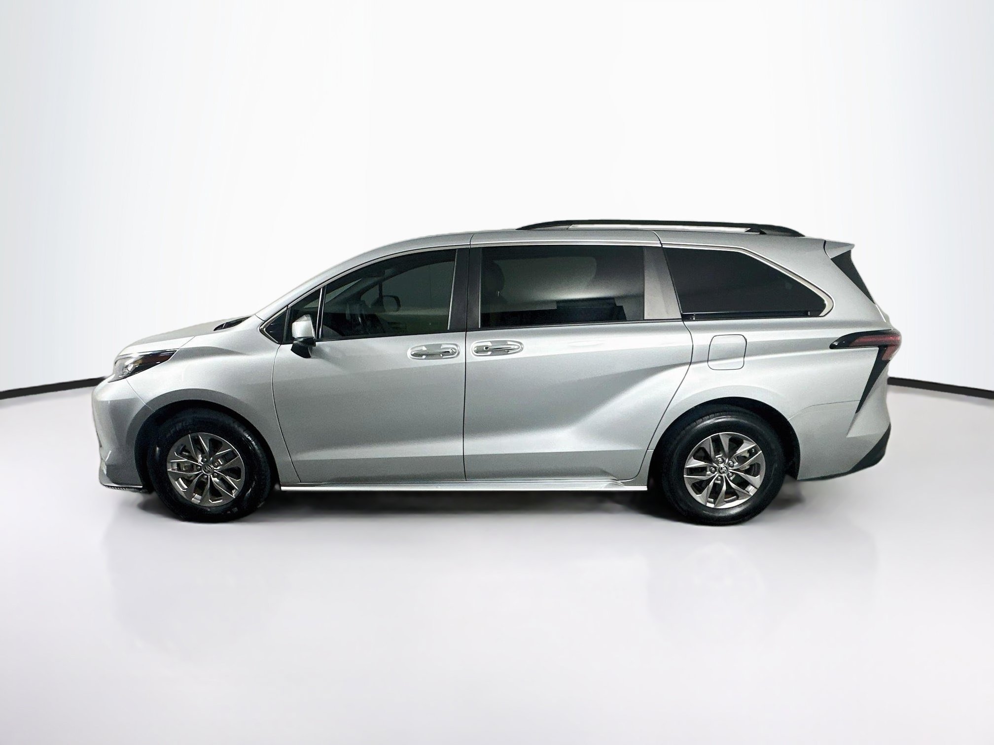 Used 2023 Toyota Sienna XLE FWD image 4