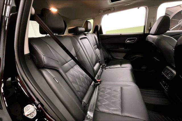Used 2025 Nissan Rogue Platinum w/ Platinum Premium Package image 26